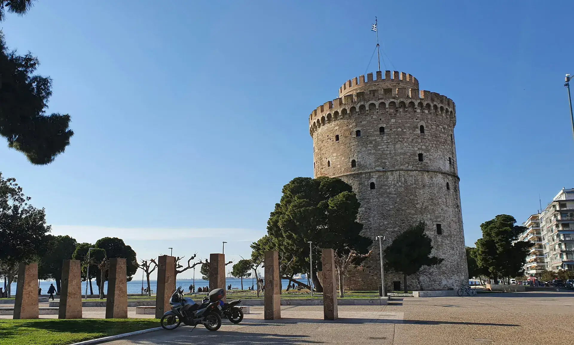 Tweede stad van Griekenland. Byzantijnse kerken, de beste eetscène van de Balkan en een totaal andere sfeer dan Athene of de eilanden. Onderschat en de moeite waard.