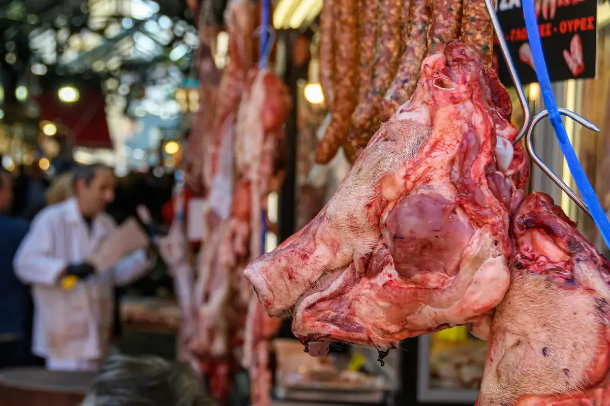 Kapanimarkt, drukker en traditioneler dan het gerenoveerde Modiano, Thessaloniki